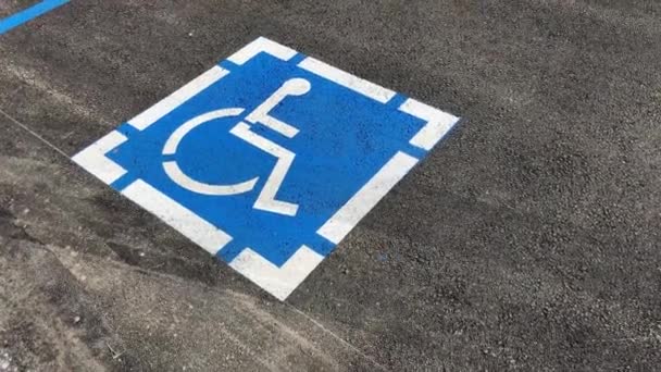ADA tanda cacat dengan tanda kursi roda cacat tanda akses ruang parkir — Stok Video