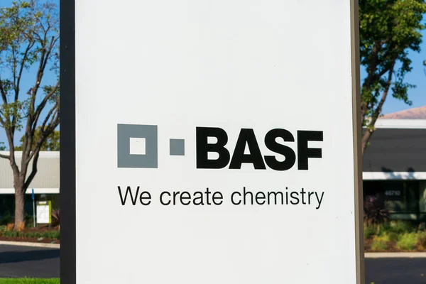 德国化学公司Basf Se硅谷总部的Basf标志和标识 美国加利福尼亚州佛蒙特市 2020年 — 图库照片