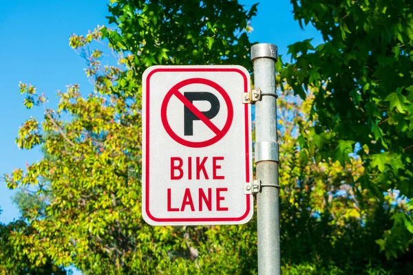 Estacionamento Sinal Bike Lane Contra Árvores Verdes Fundo Céu Azul — Fotografia de Stock