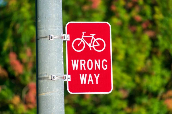 Bicicleta Vermelha Sinal Caminho Errado Poste Rua Colocado Frente Para — Fotografia de Stock