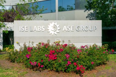 ISE Laboratuvarları ASE Grup imzası ve logosu birleşik devre test ve değerlendirme hizmetleri şirketlerinin Silikon Vadisi 'ndeki genel merkezinde - Fremont, Kaliforniya, ABD - 2020