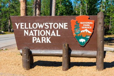 Yellowstone Ulusal Parkı 'na giriş işareti Ulusal Park Servisi ok başı işareti - Yellowstone Ulusal Parkı, Wyoming, ABD - 2020