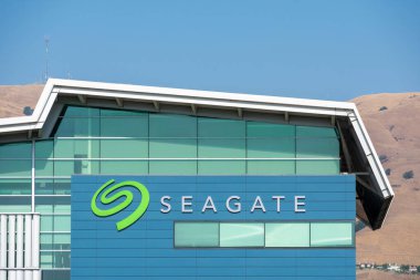 Silikon Vadisi 'ndeki Seagate Teknoloji Genel Merkezi' nin Seagate tabelası ve logosu Fremont, Kaliforniya, ABD - 2019