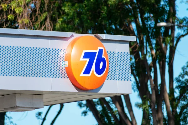 Schild Auf Dem Dach Einer Phillips Company Tankstelle Vor Blauem — Stockfoto