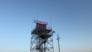Havaalanı gözetleme radarı, ASR, havaalanlarında kullanılan bir radar sistemi. Mavi gökyüzü arkaplanı.