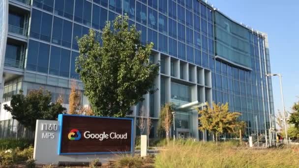 Google Cloud sign wordt getoond op Google campus in Silicon Valley - Sunnyvale, California, USA - 2020 — Stockvideo