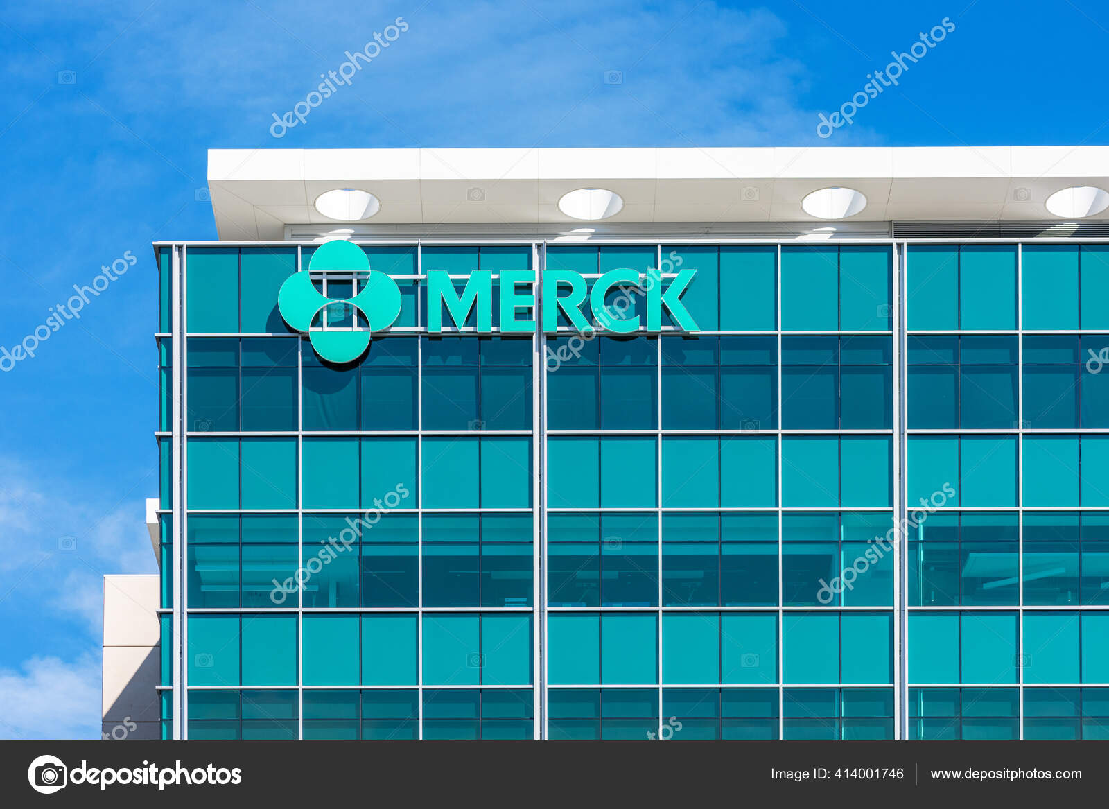 シリコンバレーにあるメルク研究所のキャンパスの上にメルクの看板 Merck Inc アメリカの多国籍製薬会社です 南サンフランシスコ Usa 2020  — ストック編集用写真©MichaelVi#414001746