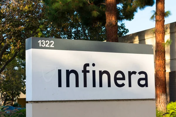 シリコンバレー本社のインフィニティ サイン Infinera Corporationは 米国カリフォルニア州サニーベール 2020年までのデジタル光通信機器を製造する米国企業です — ストック写真