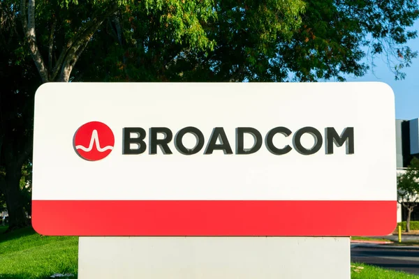 Broadcom Schild Und Logo Grüner Landschaft Der Nähe Des Hauptsitzes — Stockfoto