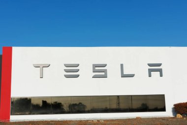 Tesla tabelası Tesla Fabrikası 'nın dış duvarında, Silikon Vadisi' ndeki otomobil üretim tesisi Fremont, Kaliforniya, ABD - 2020