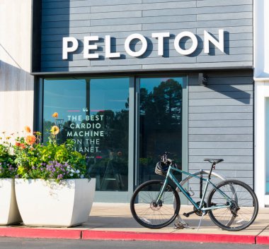 Peloton mağazasının dış tarafında lüks bir alışveriş merkezinde. Peloton Interactive, ana ürünü lüks bir durağan bisiklet olan Palo Alto, Kaliforniya, ABD - 2019