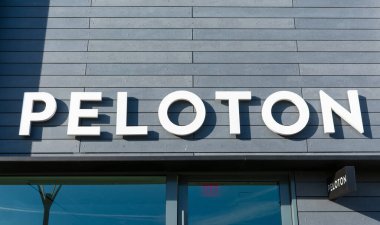 Peloton mağazasının dış tarafında lüks bir alışveriş merkezinde. Peloton Interactive, ana ürünü lüks bir durağan bisiklet olan Palo Alto, Kaliforniya, ABD - 2019