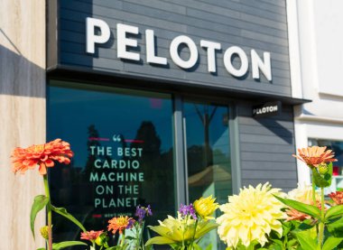 Peloton mağazasının dış tarafında lüks bir alışveriş merkezinde. Peloton Interactive, ana ürünü lüks bir durağan bisiklet olan Palo Alto, Kaliforniya, ABD - 2019