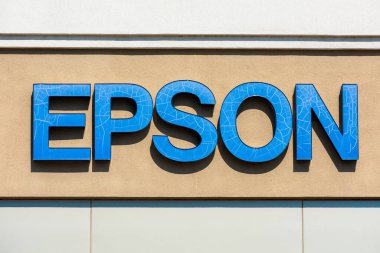 Epson logosu Silikon Vadisi ofisinde. Seiko Epson Corporation, bilgisayar yazıcıları ve görüntüleme ile ilgili ekipmanlar üreten bir Japon elektronik şirketidir.