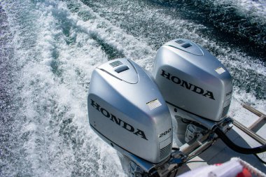 Çalışan iki Honda Marine 200 motorundan su sıçrıyor Jenny Lake, Wyoming, ABD - 2020