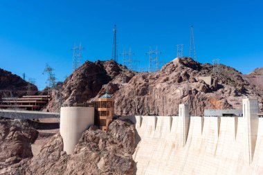 Arizona 'daki Hoover Barajı' nın dış görünüşü ve elektrik direkleri mavi gökyüzünün altında - Boulder City, Nevada, ABD - 2020