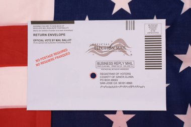 Santa Clara 'da resmi oylama için zarfı iade et. Amerika Birleşik Devletleri bayrağı - San Jose, Kaliforniya, ABD - 8 Ekim 2020