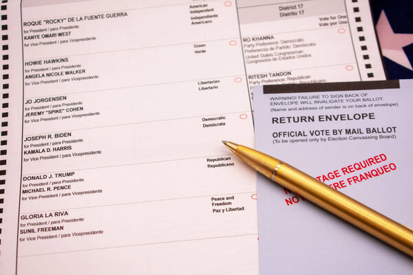 Официальное голосование по почте с золотой ручкой, направленное на кандидатов в президенты с неглубокой глубиной - Сан-Хосе, Калифорния, США - 8 октября 2020 года