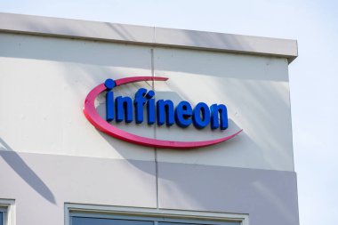 Infineon Technologies AG 'nin Silikon Vadisi genel merkezinde Infineon tabelası, bir Alman yarı iletken imalat şirketi Milpitas, California, ABD - 2020