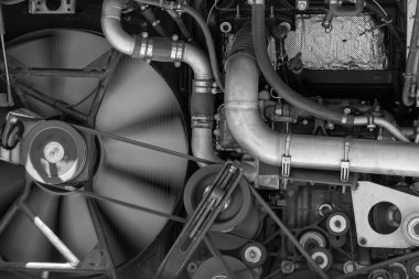 Çalışan otobüsü, dönen vantilatörlü dizel motoru, motor kemerini, makarayı, vitesi, motor ekipmanlarını kapatın. Otobüsler, dizel kamyonlar. Soyut otomotiv endüstriyel geçmişi.