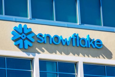Snowflake logosu ve imzası Silikon Vadisi 'ndeki şirket genel merkezinde. Snowflake Inc. bulut tabanlı bir veri depolama şirketidir - San Mateo, Kaliforniya, ABD - 2020