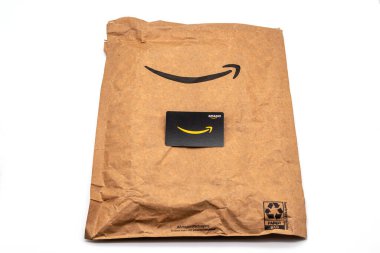 Amazon Prime geri dönüşümlü kağıt yastıklı posta kutusu - San Jose, California, ABD - 2020