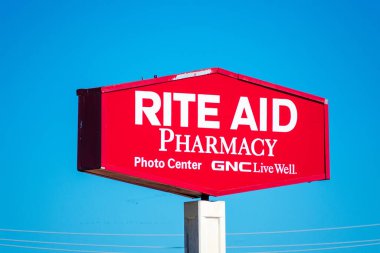 Rite Aid Eczanesi uygun eczane ilanları veriyor. Mavi gökyüzü arka planı. - San Mateo, Kaliforniya, ABD - 2020