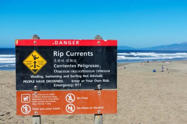 Güneşli bir günde Ocean Beach 'in manzaralı sahil şeridinde tehlikeli akıntı işaretleri - San Francisco, California, ABD - Ekim 2020
