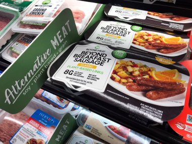 Beyond Meat markası klasik bitki temelli bağlantılar Beyond Breakfast Sausage paketleri vejetaryen müşteriler için marketin alternatif et bölümlerinin raflarında bulunmaktadır - San Jose, California, ABD - 2020