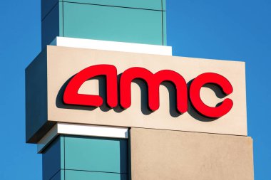 Güneşli bir günde, mavi gökyüzünün altında güneşli bir günde, AMC logosu, Kaliforniya, ABD