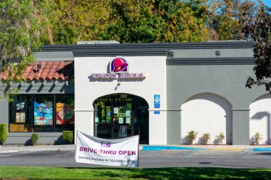 Taco Bell restoranının dışı. Bir fast food zinciri restoranı olan Mountain View, California, ABD - 2020