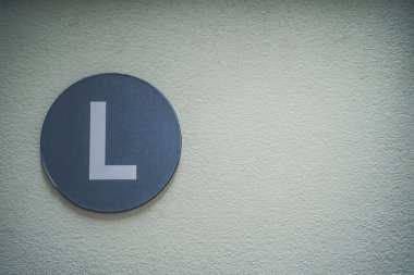 Gri L metro tabelası New York 'ta. L harfi.