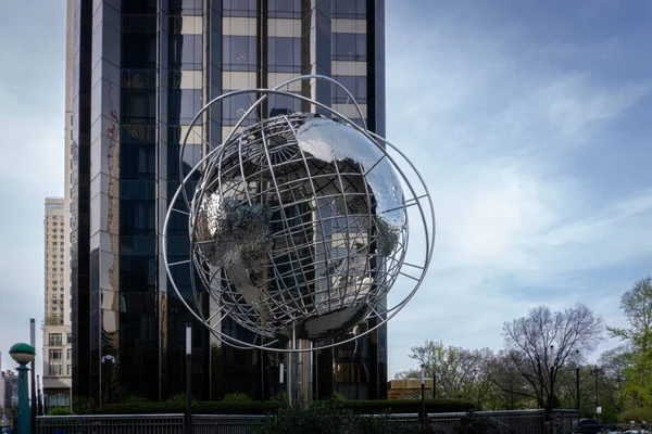 ブランデルによるステンレス製の球体彫刻 — ストック写真