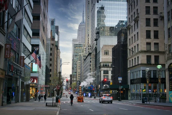 New York, New York / ABD - 26 Nisan 2020: Coronavirus salgını sırasında Manhattan 'da 5. cadde boyunca boş yol