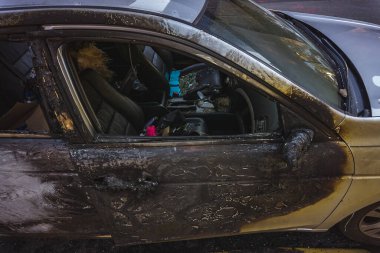 Manhattan, Lower East Side 'da bir caddede yanmış bir araba var.