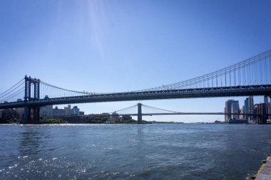 New York, New York / ABD - 19 Eylül 2020: İki Köprü: Manhattan şehir merkezindeki East River üzerindeki Brooklyn Köprüsü ve Manhattan Köprüsü.