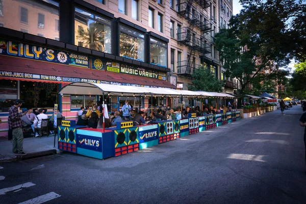 New York, New York / ABD - 19 Eylül 2020: East Village, Manhattan 'da işlek bir açık hava restoranı. Kapalı açık hava yemekleri.