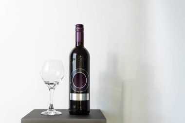 Markanız için etiketsiz bir şişe ve şarap kadehinin stüdyo fotoğrafı. Beyaz arka planda şarap aksesuarı
