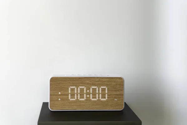 Çağdaş dikdörtgen ahşap alarm saatinin öntanımlı basamaklı görüntüsü