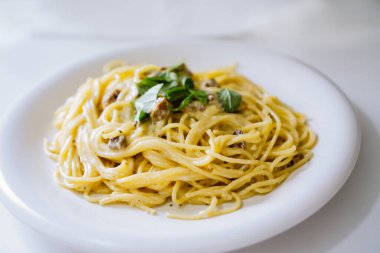 Domuz pastırması ve fesleğenli ev yapımı spagetti.