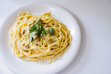 Domuz pastırması ve fesleğenli ev yapımı spagetti..