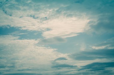 Stratus bulutları. Yazın mavi gökyüzünde süzülen beyaz bulutlar. Arkaplan