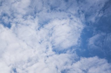 Kümülüs bulutları. Yazın mavi gökyüzünde süzülen beyaz bulutlar. Arkaplan