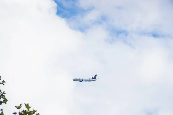Passagiersvliegtuig Van Delta Airlines Dat Boven New York City Vliegt — Stockfoto
