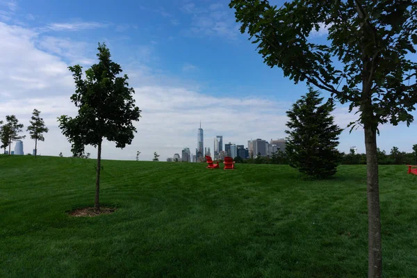 Два Красных Стула Траве Лужайка Выходит Горизонт Нижнего Манхэттена Нью — стоковое фото
