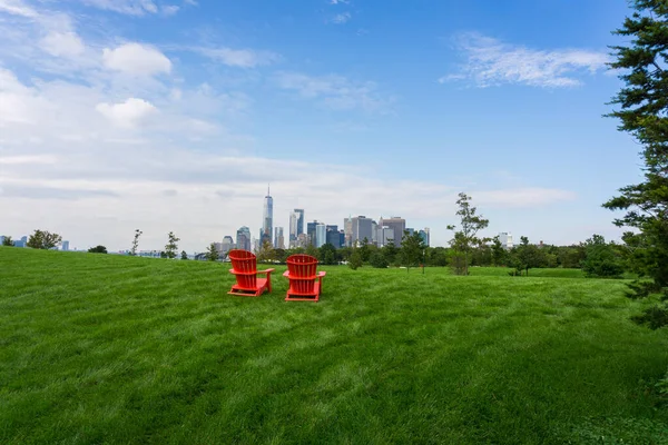 Два Красных Стула Траве Газоне Обращенные Горизонту Нижнего Манхэттена Нью — стоковое фото