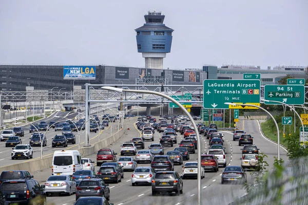 LaGuardia Havaalanı 'na giden otoyoldaki trafik arabası. Hava Trafik Kontrol Kulesi terminallerin üzerinde görülüyor