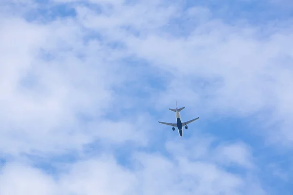 Vliegtuig Gezien Vanaf Afstand Lucht Van Onderen — Stockfoto