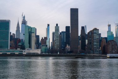 New York 'ta Manhattan Skyline. Doğu Nehri üzerindeki gökdelenler