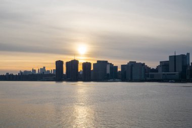 Manhattan Skyline, New York 'ta gün batımında. Gün batımında siluet binalar